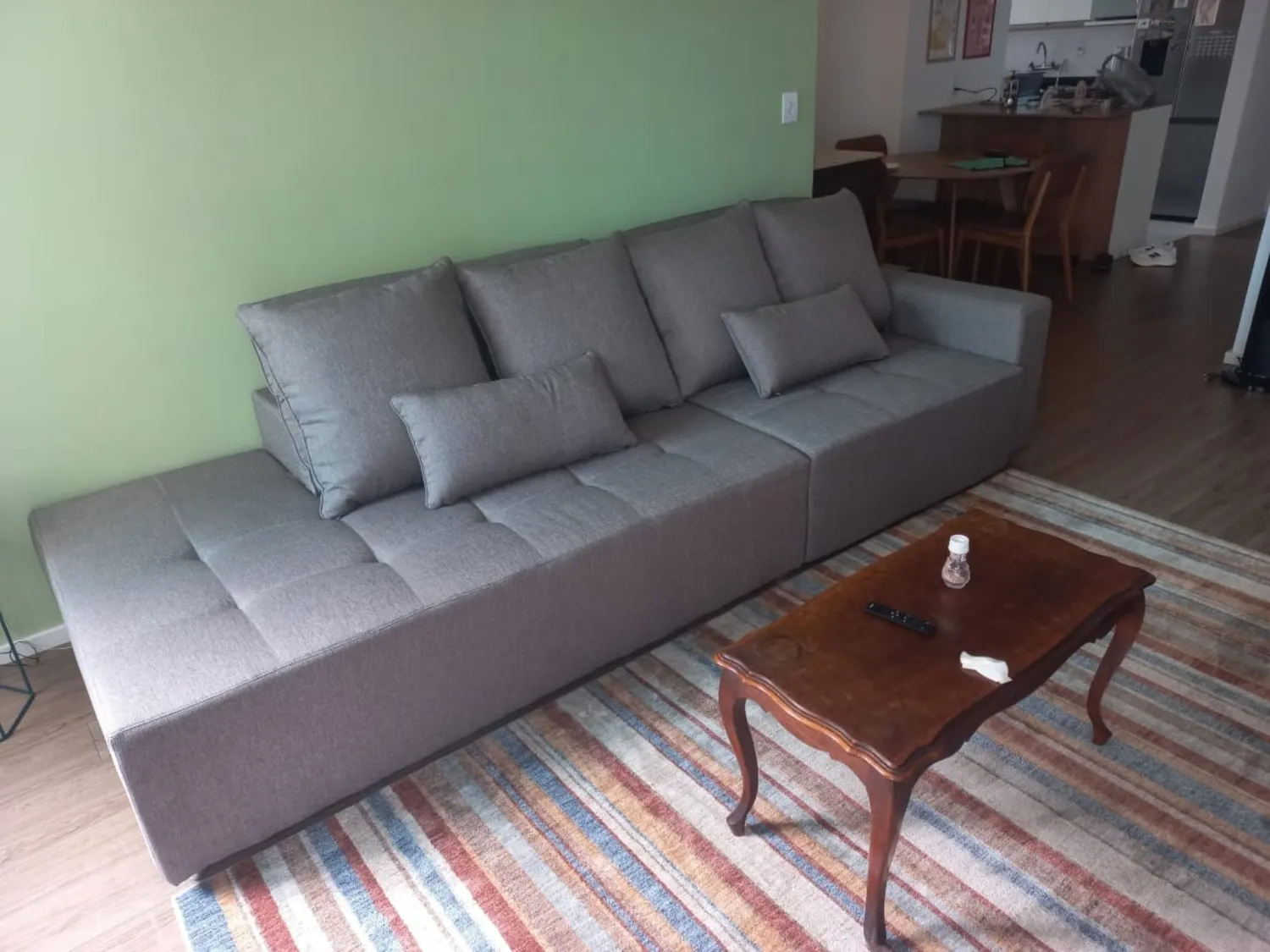 Sofá cinza amplo reformado