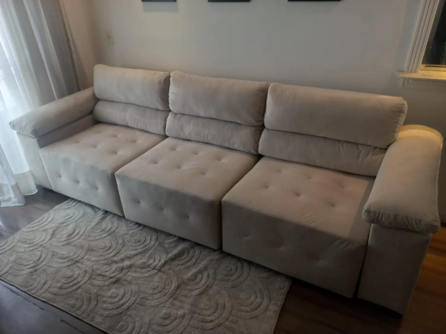 Sofá reformado em ambiente residencial
